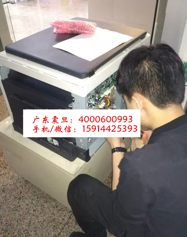 广东震旦技术师傅在检查维修震旦AD188机器